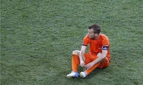 Rafael van der Vaart, gelandang timnas Belanda, tampak kecewa setelah timnya kalah dari Jerman di laga kedua Grup B Piala Eropa 2012 di Kharkiv, Ukraina, pada Rabu (13/6). 