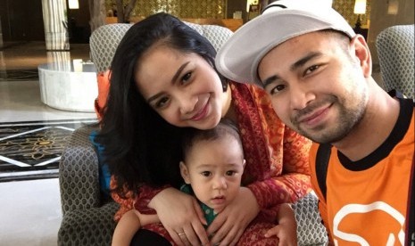 Raffi Ahmad bersama istri dan anaknya