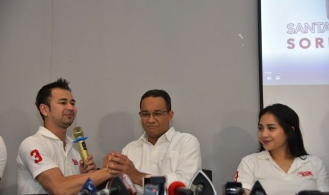 Raffi Ahmad dan istri, Nagita Slavina bersama cagub DKI Jakarta, Anies Baswedan program Santai Sore Anies-Sandiaga di Waroeng Sunda, Kebon Jeruk, Jakbar, Senin (30/1).