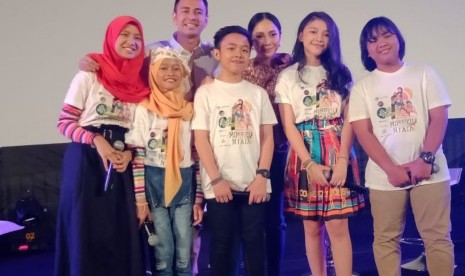 Raffi Ahmad dan Nagita Slavina bersama para artis cilik.