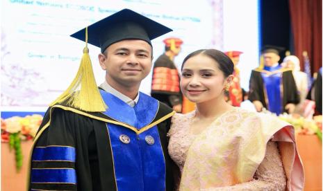 Raffi Ahmad dan Nagita Slavina. Raffi mendapat gelar doctor honoris causa dari UIPM.