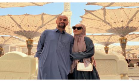 Raffi Ahmad dan Nagita Slavina saat menunaikan ibadah haji. Beberapa artis Indonesia telah kembali dari ibadah haji.