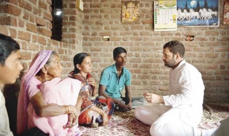 Ragul Gandhi saat tinggal di rumah orang miskin jelang Pemilu di India.