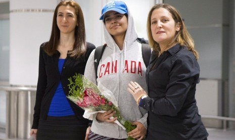 Rahaf Mohammed Alqunun (tengah) bersama Menlu Kanada Chrystia Freeland (kanan) saat tiba di Toronto Pearson International Airport, Sabtu (12/1).