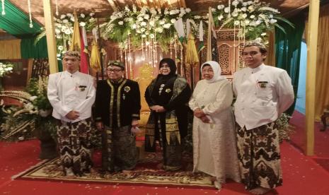 Rahardjo Djali, melakukan proses jumenengan dan menyatakan dirinya sebagai Sultan Sepuh Aloeda II di Keraton Kasepuhan Cirebon.