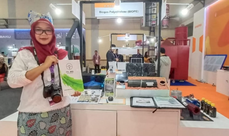 Rahayu Dwi Agustin, Chief Marketing Officer Jember Futura Energi bersama dengan miniatur produk biogas reaktor, yang diberi nama BIOPE.