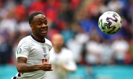 Raheem Sterling dari Inggris beraksi selama pertandingan sepak bola babak 16 besar UEFA EURO 2020 antara Inggris dan Jerman di London, Inggris, 29 Juni 2021.