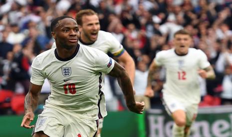 Raheem Sterling dari Inggris merayakan skor 1-0 dalam pertandingan sepak bola babak 16 besar UEFA EURO 2020 antara Inggris dan Jerman di London, Inggris, Rabu (30/6).. 