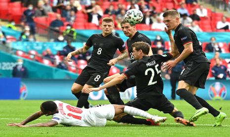 Raheem Sterling (kiri) dari Inggris beraksi selama pertandingan sepak bola babak 16 besar UEFA EURO 2020 antara Inggris dan Jerman di London, Inggris, 29 Juni 2021.