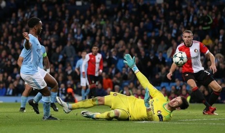 Raheem Sterling (kiri) saat mencetak gol kemenangan Manchester City 1-0 atas Feyenoord, Rabu (22/11) dini hari WIB.