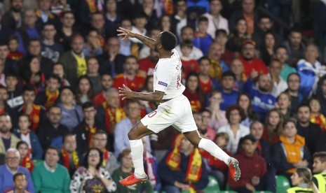 Raheem Sterling merayakan golnya ke gawang Spanyol dalam pertandingan Liga Bangsa-Bangsa menghadapi Spanyol di Benito Villamarin Stadium, Seville, Spanyol, 15 Oktober 2018