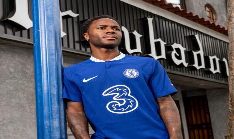 Raheem Sterling resmi diperkenalkan sebagai pemain baru Chelsea.