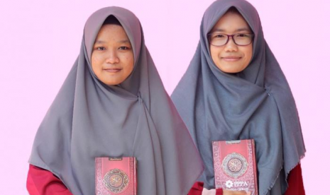 Rahma dan Dinda, kakak beradik anak dari kondektur dan tukang sayur yang menjadi penghafal Alquran di Rumah Tahfizh Center (RTC) PPPA Daarul Qur’an. 