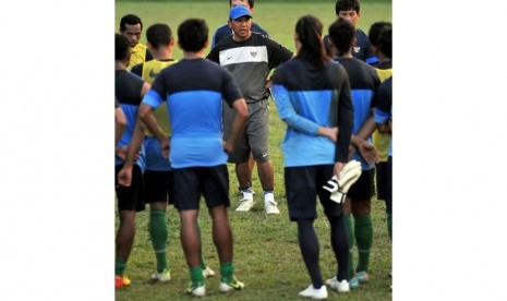 Rahmad Darmawan melatih timnas di Lapangan C, Senayan,Jakarta,Senin (18/3). 