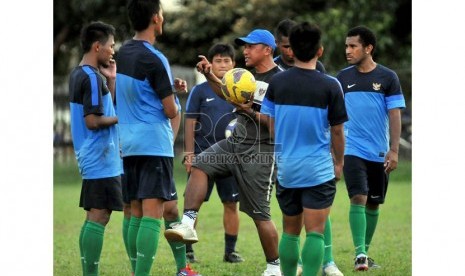  Rahmad Darmawan memimpin latihan timnas di Lapangan C, Senayan, Jakarta Pusat, Senin (18/3) sore.  (Republika/Prayogi)