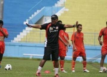 Rahmad Darmawan saat memimpin pemain Persija Jakarta latihan.