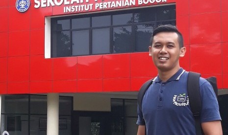 Rahmat Budiarto, anak loper koran yang berhasil menjadi lulusan terbaik program S2 IPB.