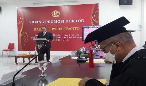 Rahmat Dwi Putranto, Ketua Yayasan Sekolah Tinggi Ilmu Hukum (STIH) IBLAM saat ujian sidang Program Studi Doktor Ilmu Hukum di Fakultas Hukum Universitas Padjadjaran (Unpad).