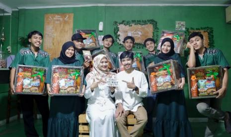  Rahmi Apriani dan Ega Nurhilman Adimulya merupakan, lulusan Universitas BSI kampus Sukabumi yang mempunyai bisnis di bidang kuliner tepatnya makanan siap saji yang diberi nama Kedai Reumbay.