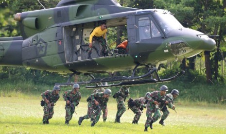 Raider Kostrad menyelenggarakan kegiatan Latihan Dalam Satuan (LDS) yang menitikberatkan pada kemampuan melaksanakan Operasi Mobil Udara (Mobud). di Lapangan Besole, Kecamatan Bayan, Kabupaten Purworejo, Rabu (21/12),