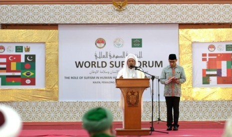 Rais Aam Jam'iyyah Ahlith Thariqah Al-Mu'tabarah An-Nahdliyyah (Jatman) Habib Luthfi bin Ali bin Yahya menyampaikan sambutan pada acara penutupan Konferensi Ulama Sufi Internasional di Kajen, Pekalongan, Jawa Tengah, Rabu (11/4). 