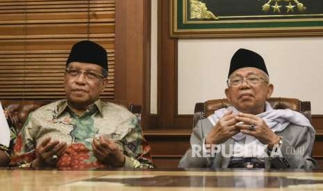 Rais 'Aam PBNU Ma'ruf Amin (kanan) bersama Ketua Umum PBNU Said Aqil Siroj (tengah) berdoa seusai memberikan keterangan pers di gedung PBNU, Jakarta, Kamis (9/8). 