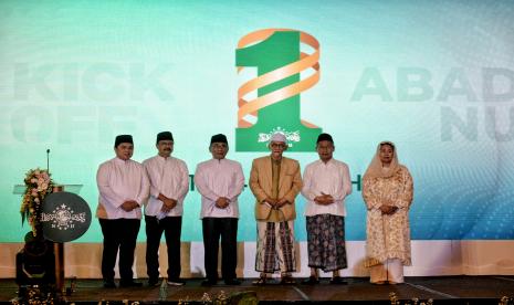 Rais Aam PBNU Miftachul Akhyar (ketiga kanan), Katib Aam PBNU Ahmad Said Asrori (kedua kanan) Ketua Umum PBNU Yahya Cholil Staquf (ketiga kiri), Sekjen PBNU Saifullah Yusuf (kedua kiri), Ketua Pengarah Erick Thohir (kiri) dan Ketua Pelaksana Acara Yenny Wahid (kanan) berfoto bersama usai pembukaan Harlah 1 Abad Nahdlatul Ulama di Hotel Sultan, Jakarta, Senin (20/6/2022).