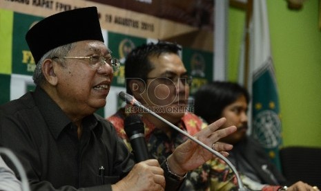  Rais Aam Pengurus Besar Nahdlatul Ulama (PBNU) KH Ma'ruf Amin (kiri) bersama Ketua Fraksi PKB Helmy Faishal Zaini (kanan) menjadi pembicara dalam Halaqoh Kebangsaan di Kompleks Parlemen, Senayan, Jakarta, Rabu (19/8). 