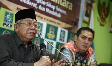 Rais Aam Pengurus Besar Nahdlatul Ulama (PBNU) KH Ma'ruf Amin (kiri) bersama Ketua Fraksi PKB Helmy Faishal Zaini (kanan) menjadi pembicara dalam Halaqoh Kebangsaan di Kompleks Parlemen, Senayan, Jakarta, Rabu (19/8).