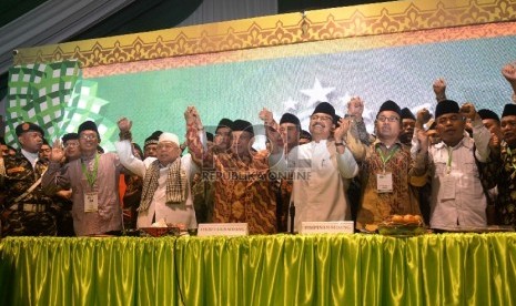 Rais Aam Syuriah PBNU terpilih KH. Ma'ruf Amin (ketiga kiri), dan Ketua PBNU terpilih KH. Said Aqil Siroj (empat kiri) berjabat tangan dengan para peserta Muktamar NU saat penutupan di alun-alun Jombang, Jatim, Kamis (6/8).