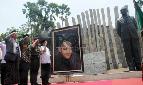 Rais Am PBNU KH Ma’ruf Amin, Ketua Umum PBNU KH Said Aqil Siroj, Panglima TNI Jenderal Gatot Nurmantyo dan Wakil Ketua Umum PBNU Slamet Effendy Yusuf sedang melakukan hormat kepada bendera merah putih pada acara penutupan Kirab Resolusi Jihad NU, dalam ran