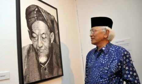 Rais Syuriah PBNU sekaligus budayawan KH Ahmad Mustofa Bisri atau Gus Mus menyaksikan salah satu karya lukisan potret pendiri Nahdlatul Ulama KH Hasyim Asy'ariRabu (4/11) malam 