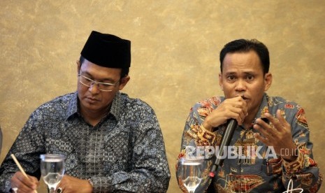 Rais Syuriah Pengurus Besar Nahdlatul Ulama (PBNU) KH Ahmad Ishomuddin (kiri),bersama Anggota Komisioner Bawaslu Pemprov DKI Jakarta Muhammad Jufri (kanan)saat memberikan keterangan dalam Media Gathering Bawaslu DKI bertajuk Himbauan Pilkada DKI yang Damai