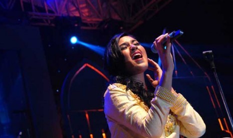 Raisa Andriana tampil saat acara Ramadhan Jazz Festival yang diadakan di pelataran Masjid Cut Meutia, Jakarta Pusat, Jumat (11/7).