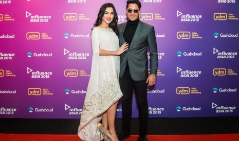 Raisa dan Keenan Pearce di karpet merah Influence Asia 2015 yang digelar di Singapura.