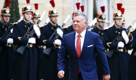 Raja Abdullah dari Yordania saat berada di Istana Elysee, Paris, Prancis.