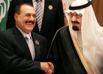 Raja Arab Saudi, Abdullah bin Abd al-Aziz (kanan), bersalaman dengan Presiden Yaman, Ali Abdullah Saleh.