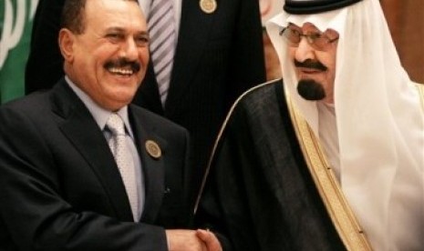 Raja Arab Saudi, Abdullah bin Abd al-Aziz (kanan), bersalaman dengan Presiden Yaman, Ali Abdullah Saleh.