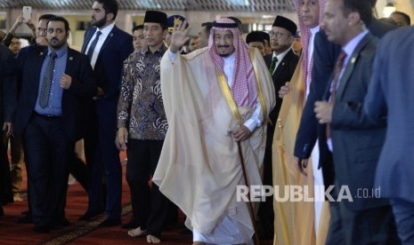 Raja Arab Saudi, Raja Salman bin Abdul Aziz Al Saud didampingi Presiden RI Joko Widodo menyapa jamaah seusai melakukan salat tahiyatul masjid di Istiqlal, Jakarta, Kamis (2/3).