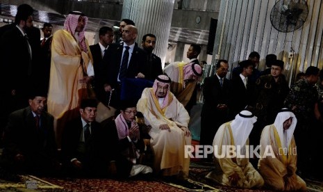 Raja Arab Saudi, Raja Salman bin Abdul Aziz Al Saud melakukan shalat tahiyatul masjid di Istiqlal, Jakarta, Kamis (2/3).