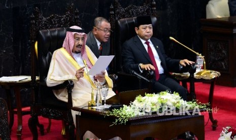  Raja Arab Saudi Salman bin Abdul Aziz al-Saud (kiri) didampingi Ketua DPR RI Setya Novanto (kanan) menyampaikan pidatonya saat melakukan kunjungan di Kompleks Parlemen, Jakarta, Kamis (2/3).