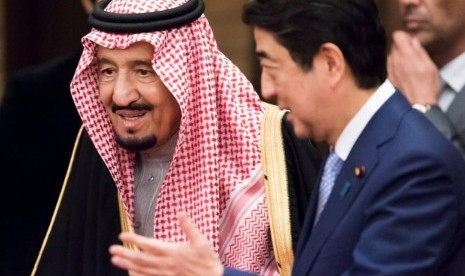 Raja Arab Saudi Salman bin Abdul Aziz al Saud dan Perdana Menteri Jepang Shinzo Abe.