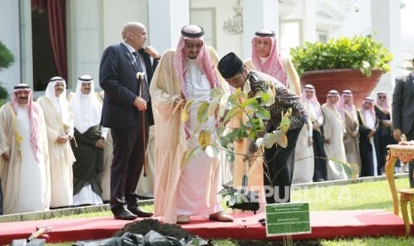 Raja Arab Saudi Salman bin Abdulazis Al-Saud bersama Presiden Joko Widodo menanam Pohon Ulin saat kunjungan kenegaraan di Istana Merdeka, Jakarta, Kamis (2/3).