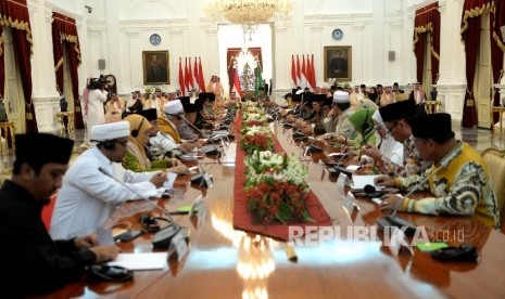 Raja Arab Saudi Salman bin Abdulazis Al-Saud bersama Presiden Joko Widodo melakukan pertemuan dengan pimpinan lembaga dan tokoh Islam saat kunjungan kenegaraan di Istana Merdeka, Jakarta, Kamis (2/3).