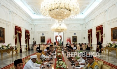 Raja Arab Saudi Salman bin Abdulazis Al-Saud bersama Presiden Joko Widodo melakukan pertemuan dengan pimpinan lembaga dan tokoh Islam saat kunjungan kenegaraan di Istana Merdeka, Jakarta, Kamis (2/3).