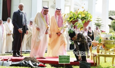 Raja Arab Saudi Salman bin Abdulazis Al-Saud bersama Presiden Joko Widodo menanam Pohon Ulin saat kunjungan kenegaraan di Istana Merdeka, Jakarta, Kamis (2/3)