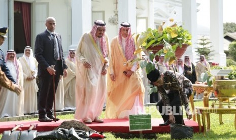 King of Saudi Arabia Salman bin Abdul Azis Al-Saud with President Joko Widodo at Merdeka Palace, Jakarta.