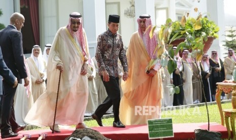 Raja Arab Saudi Salman bin Abdulazis Al-Saud bersama Presiden Joko Widodo menanam Pohon Ulin saat kunjungan kenegaraan di Istana Merdeka, Jakarta, Kamis (2/3)