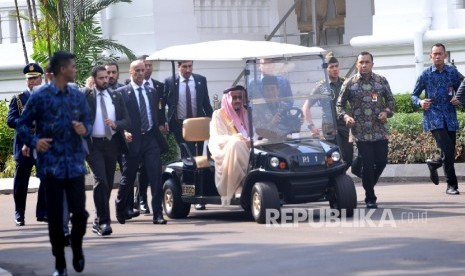 Raja Arab Saudi Salman bin Abdulazis Al-Saud bersama Presiden Joko Widodo mengitari komplek istana 