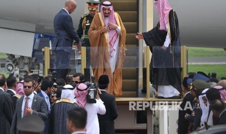  Raja Arab Saudi Salman bin Abdulaziz Al Saud keluar dari pesawat saat mendarat di Bandara Halim Perdanakusuma, Jakarta, Rabu (1/3).